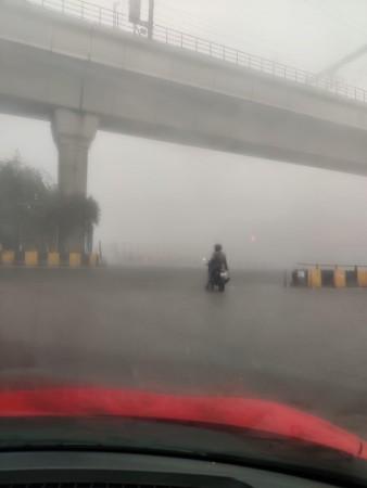 100 Flights, 22 Trains Delayed As Dense Fog Engulfs Delhi 100 Flights, 22 Trains Delayed As Dense Fog Engulfs Delhi