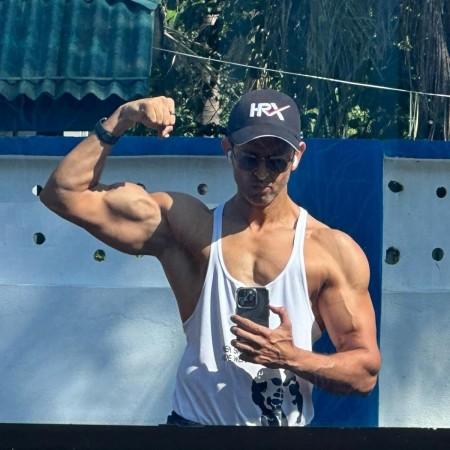 Hrithik Roshan flaunts his body hrithik
