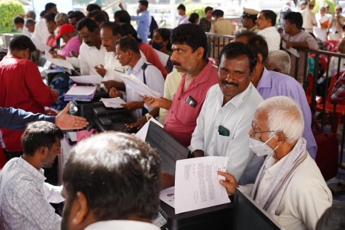 Thousands Converge To Share Grievances With CM Siddaramaiah In 'Jana Spandana' Event Thousands Converge To Share Grievances With CM Siddaramaiah In 'Jana Spandana' Event