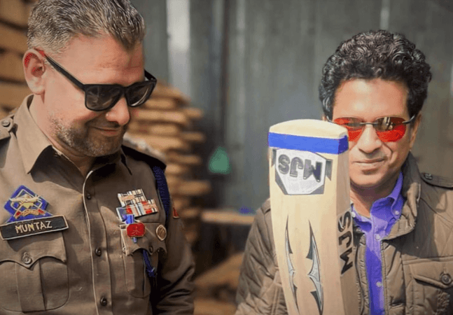 Sachin Tendulkar at bat manufacturing unit Sachin Tendulkar at bat manufacturing unit