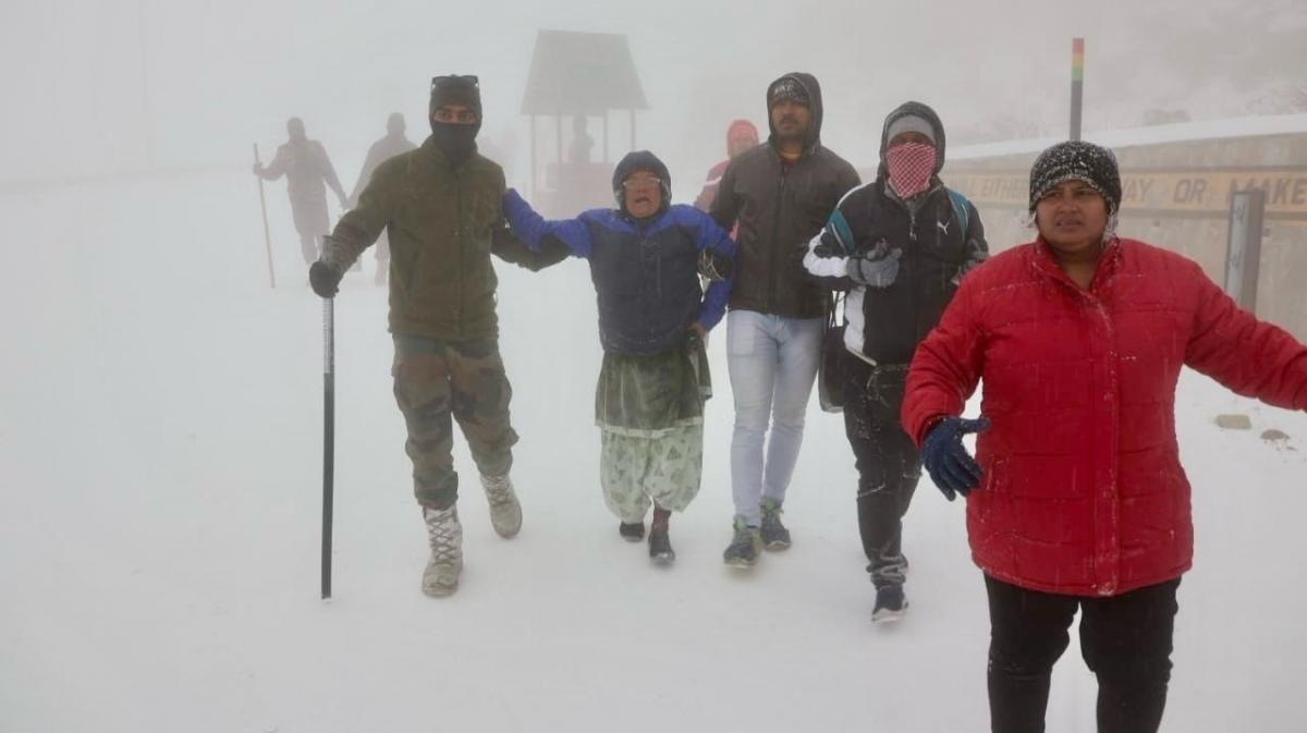 Army rushes to aid 500 tourists stranded after sudden snowfall in Sikkim -  IBTimes India