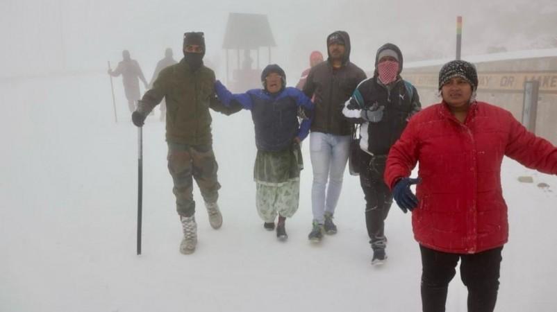 Army rushes to aid 500 tourists stranded after sudden snowfall in Sikkim Army rushes to aid 500 tourists stranded after sudden snowfall in Sikkim