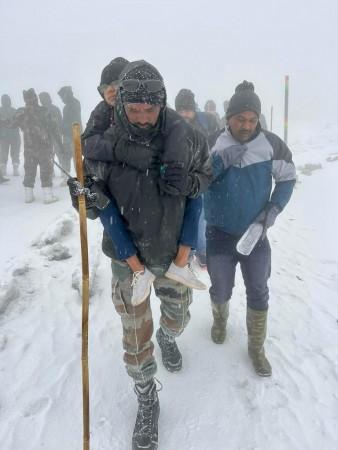 Army rushes to aid 500 tourists stranded after sudden snowfall in Sikkim Army rushes to aid 500 tourists stranded after sudden snowfall in Sikkim