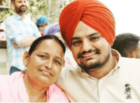 Sidhu Moosewala with mother