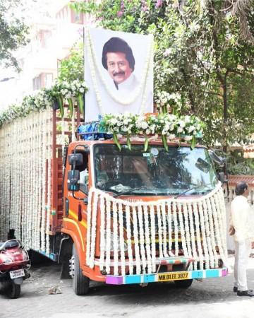 End of an era: Pankaj Udhas laid to rest with state honours; Zakir Hussain, Shankar Mahadevan bid a tearful goodbye to Ghazal icon End of an era: Pankaj Udhas laid to rest with state honours; Zakir Hussain, Shankar Mahadevan bid tearful goodbye to Ghazal icon