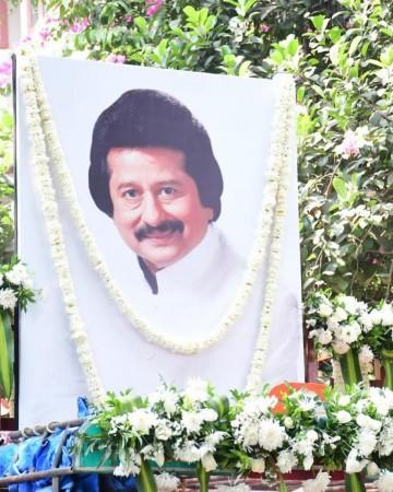 End of an era: Pankaj Udhas laid to rest with state honours; Zakir Hussain, Shankar Mahadevan bid tearful goodbye to Ghazal icon End of an era: Pankaj Udhas laid to rest with state honours; Zakir Hussain, Shankar Mahadevan bid tearful goodbye to Ghazal icon