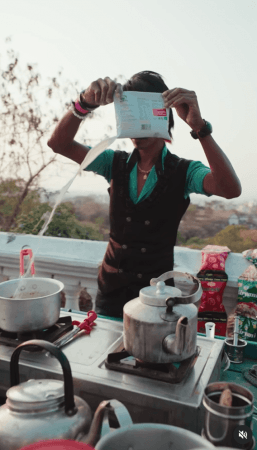 Bill Gates relishes tea made by Nagpur's famous Dolly Chaiwala Bill Gates relishes tea made by Nagpur's famous Dolly Chaiwala