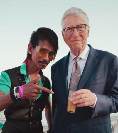 Bill Gates savours pipping hot cutting tea made by Nagpur's famous Dolly Chaiwala Bill Gates savours pipping hot cutting tea made by Nagpur's famous Dolly Chaiwala