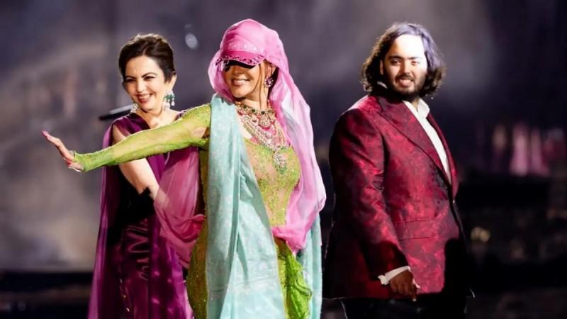 Rihanna performs despite facing a wardrobe malfunction Rihanna performs despite facing a wardrobe malfunction