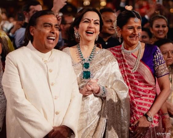 Nita Ambani with family Nita Ambani with family