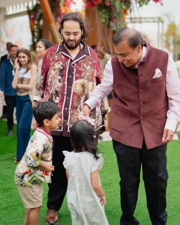 Mukesh and Anant with kids Mukesh and Anant with kids