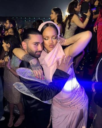 Orry's pose with Rihanna
