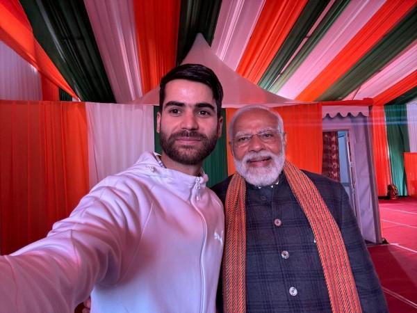Nazim Nazeer, a beekeeper from Kashmir's Pulwama district, taking selfie with Prime Minister Narendra Modi. Beekeeper Nazim with Prime Minister
