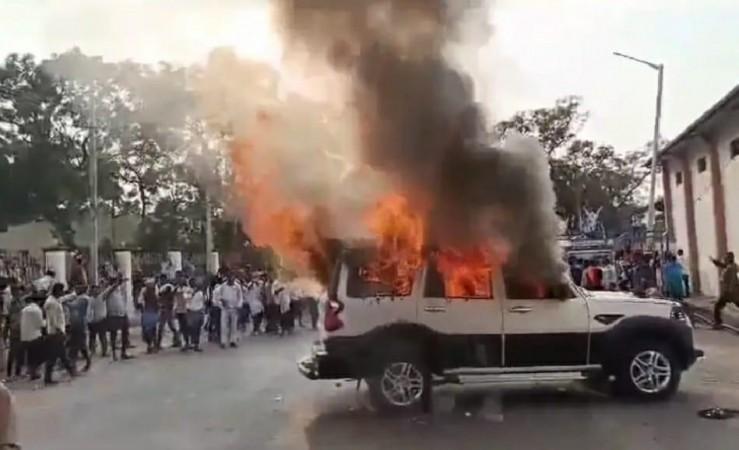 Byadgi chilli prices crash, farmers go on rampage in Karnataka's Haveri Byadgi chilli prices crash, farmers go on rampage in Karnataka's Haveri