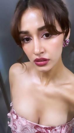 Disha Patani opts for a floral bralette and thigh-high slit, flaunts her curves at an award show Disha Patani opts for a floral bralette and thigh-high slit, flaunts her curves at an award show