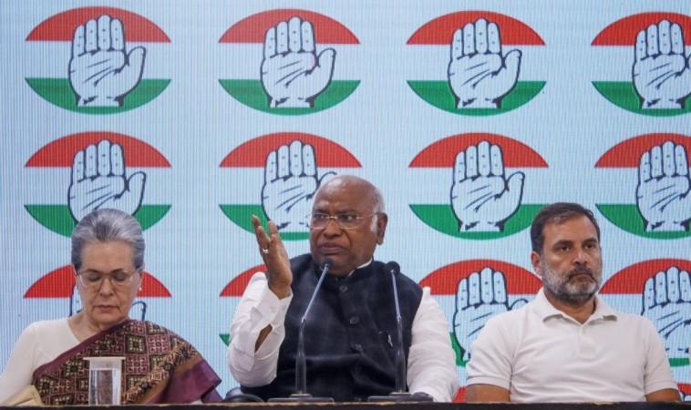 New Delhi: Congress President Mallikarjun Kharge With Party Leaders Sonia Gandhi And Rahul Gandhi Briefs The Media New Delhi: Congress President Mallikarjun Kharge With Party Leaders Sonia Gandhi And Rahul Gandhi Briefs The Media