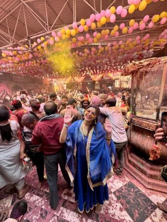 Sneha Wagh soaks herself in colours of divinity as she plays 'phoolo Ki Holi in temple Sneha Wagh soaks herself in colours of divinity as she plays 'phoolo Ki Holi in temple