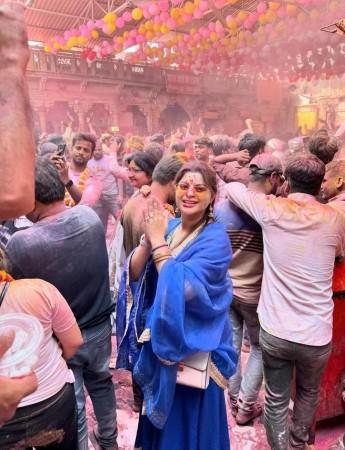 Sneha Wagh soaks herself in colours of divinity as she plays 'phoolo Ki Holi in temple Sneha Wagh soaks herself in colours of divinity as she plays 'phoolo Ki Holi in temple