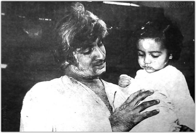 Amitabh Bachchan Old Pictures Of His Holi Celebrations Amitabh Bachchan Old Pictures Of His Holi Celebrations