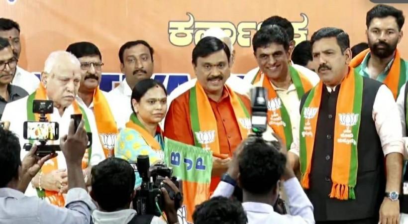 Mining baron-turned-politician Janardhan Reddy merges his party with BJP in K'taka gali janardhan reddy