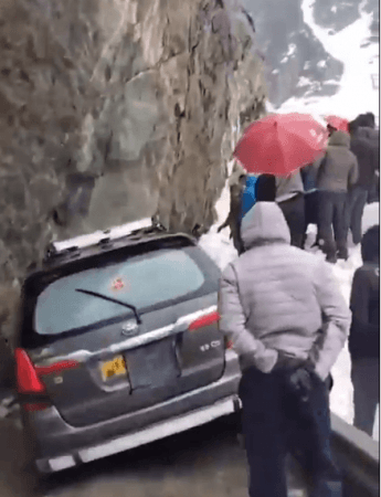 J&K: Avalanche Hits Srinagar-Sonamarg Highway, Trapped Vehicles Safely Rescued J&K: Avalanche Hits Srinagar-Sonamarg Highway, Trapped Vehicles Safely Rescued