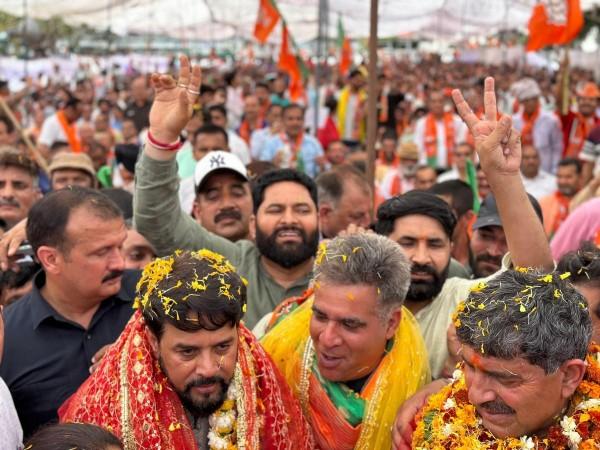 Union Minister Anurag Thakur participating a road in Jammu BJP candidate