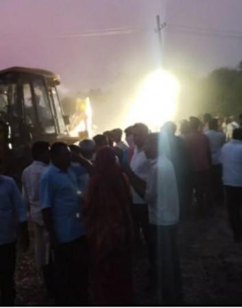 K'taka Toddler In Borewell: Rescue Ops On As Workers See Him Alive On Camera K'taka Toddler In Borewell: Rescue Ops On As Workers See Him Alive On Camera