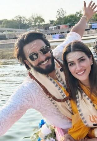 Bollywood actors Ranveer Singh and Kriti Sanon during a visit to Shri Kashi Vishwanath temple, in Varanasi Bollywood actors Ranveer Singh and Kriti Sanon during a visit to Shri Kashi Vishwanath temple, in Varanasi