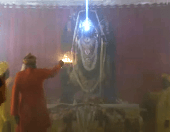 'Surya Tilak' Performed On Lord Ram Amid Blowing Of Conch Shells 'Surya Tilak' Performed On Lord Ram Amid Blowing Of Conch Shells
