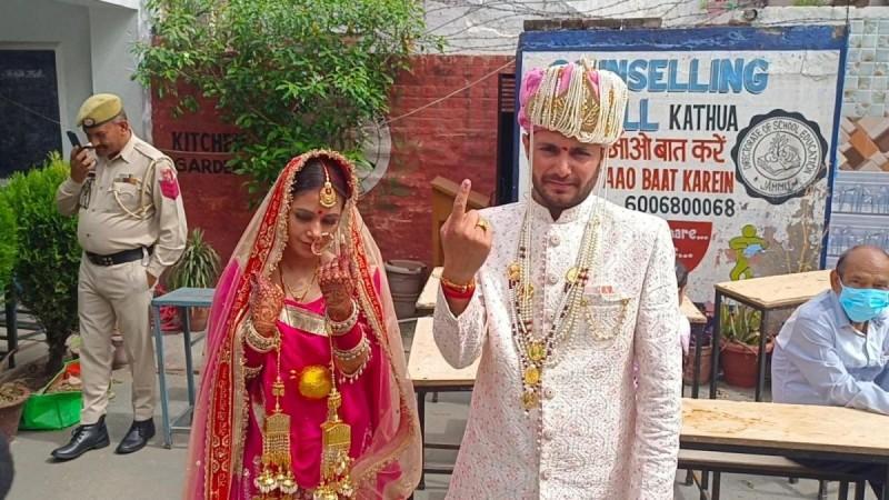 J&K: Couple cast vote on their marriage day in Kathua J&K: Couple cast vote on their marriage day in Kathua
