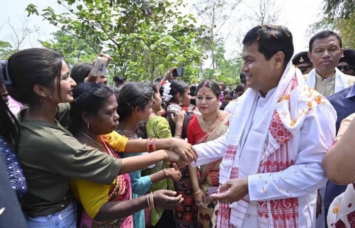 Sarbananda Sonowal casts his vote in Dibrugarh, hails PM Modi's development work Sarbananda Sonowal casts his vote in Dibrugarh, hails PM Modi's development work