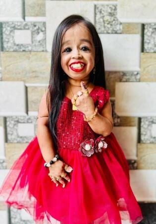 Heads Turn As World's Tiniest Woman Votes In Nagpur Heads Turn As World's Tiniest Woman Votes In Nagpur
