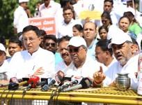 K'taka govt stages protest against Centre over drought relief