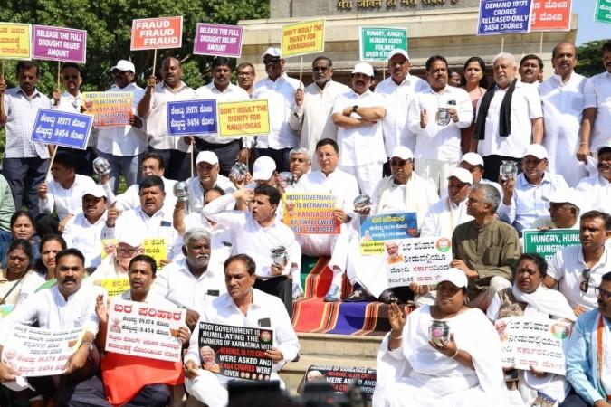 K'taka govt stages protest against Centre over drought relief K'taka govt stages protest against Centre over drought relief