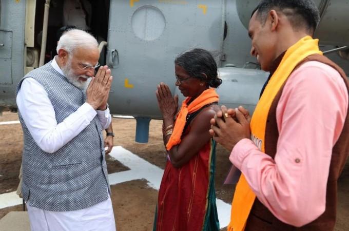 PM Modi meets fruit seller Mohini Gowda in Karnataka, praises her for 'good work' PM Modi meets fruit seller Mohini Gowda in Karnataka, praises her for 'good work'