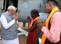 PM Modi meets fruit seller Mohini Gowda in Karnataka, praises her for 'good work'