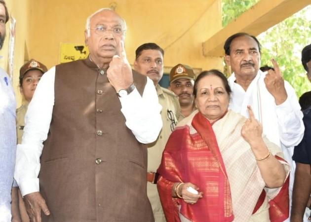 Kalaburagi: Congress President Mallikarjun Kharge with wife Radhabai Kharge shows ink-marked finger after casting vote during the third phase of Lok Sabha elections, in Kalaburagi, Karnataka, Tuesday, May 7, 2024. (IANS) Mallikarjun Kharge