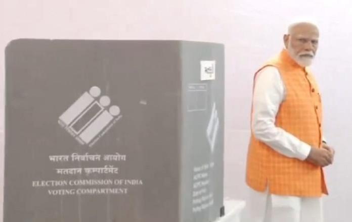 Modi casts his vote Modi casts his vote