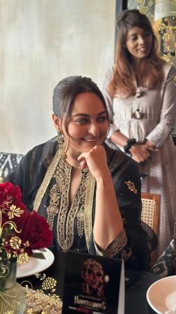 Heeramandi review: Sanjay Leela Bhansali series starring Manisha, Sonakshi, Aditi look magestic Heeramandi review: Sanjay Leela Bhansali series starring Manisha, Sonakshi, Aditi look magestic