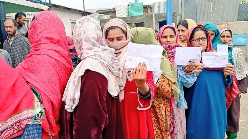 Women turn out in large numbers to cast their votes for Srinagar Parliamentary constituency. voting