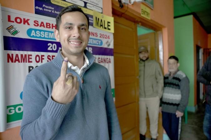 KYARI founder Arhan Bagati casts vote in Srinagar KYARI founder Arhan Bagati casts vote in Srinagar