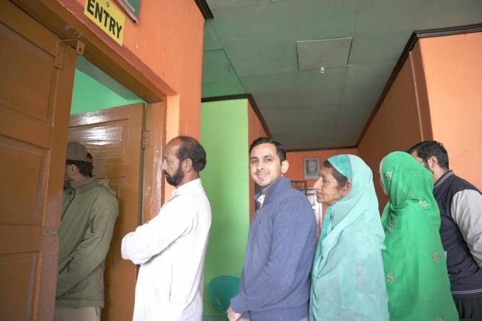 KYARI founder Arhan Bagati in queue to cast his vote in Srinagar KYARI founder Arhan Bagati casts vote in Srinagar