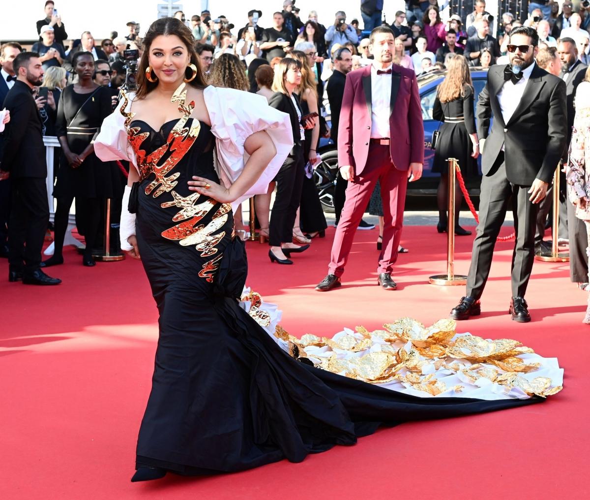 Cannes 2024: Daughter Aaradhya Holds Injured Aishwarya Rai Bachchan's ...