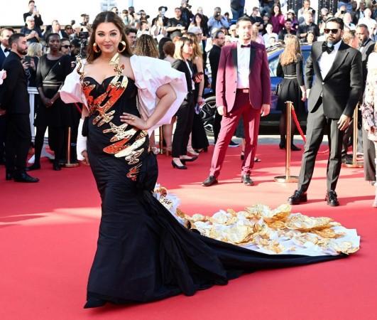 Aaradhya Bachchan guides injured Aishwarya Rai down the stairs at Cannes 2024 Aaradhya Bachchan guides injured Aishwarya Rai down the stairs at Cannes 2024