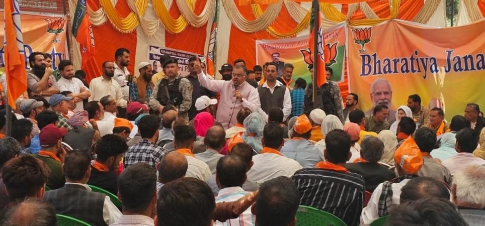 National general secretary of BJP Tarun Chugh addressing a meeting in Poonch district of J&K to mobilize support for the Apni Party candidate Zafar Iqbal Manhas BJP leaders