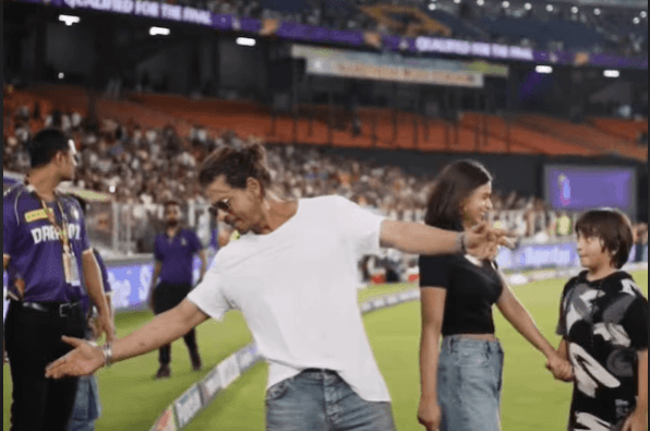 Shah Rukh Khan recreates iconic pose after KKR reaches finals Shah Rukh Khan recreates iconic pose after KKR reaches finals