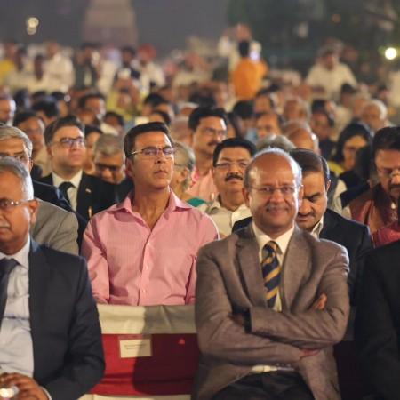 Akshay Kumar, SRK hug each other; Anant- Mukesh Ambani, Kangana Ranaut, Vikrant Massey graced PM Modi's oath taking ceremony Akshay Kumar, SRK hug each other; Anant- Mukesh Ambani, Kangana Ranaut, Vikrant Massey graced PM Modi's oath taking ceremony