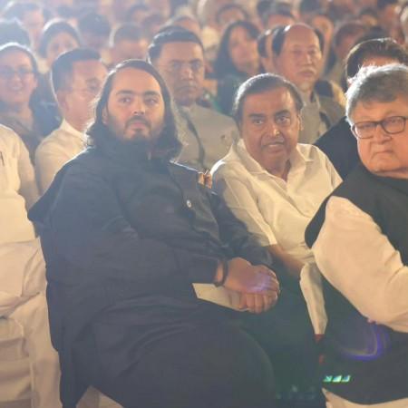 Akshay Kumar, SRK hug each other; Anant- Mukesh Ambani, Kangana Ranaut, Vikrant Massey graced PM Modi's oath taking ceremony Akshay Kumar, SRK hug each other; Anant- Mukesh Ambani, Kangana Ranaut, Vikrant Massey graced PM Modi's oath taking ceremony