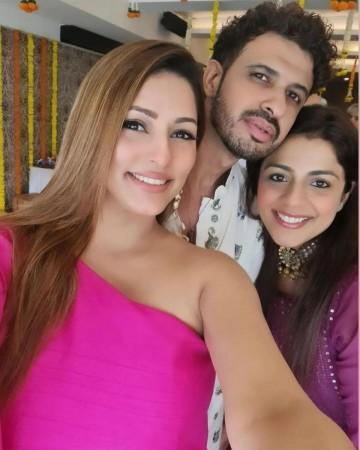 Sonakshi Sinha-Zaheer Iqbal's colourful and floral mehendi ceremony, couple poses with Saqib Saleem- Huma Qureshi Sonakshi Sinha-Zaheer Iqbal's colourful and floral mehendi ceremony, couple poses with Saqib Saleem- Huma Qureshi