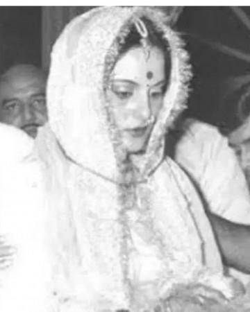 Sonakshi wore her mom's Poonam Sinha 44 years ago vintage saree for civil wedding